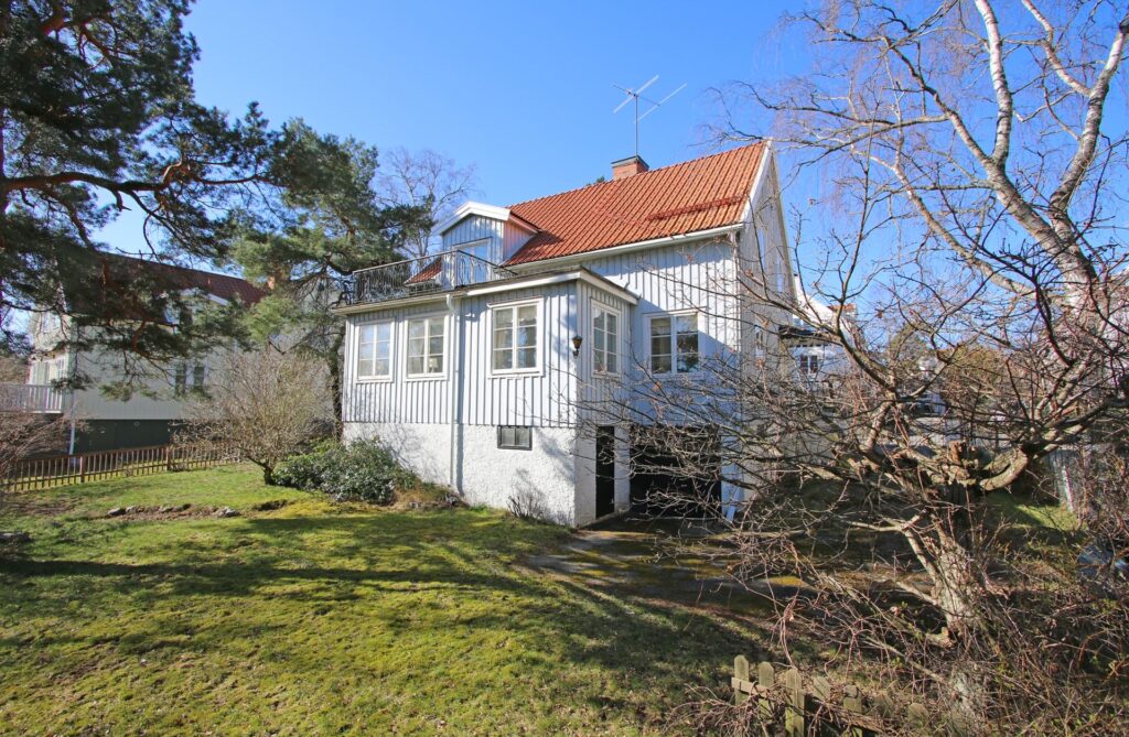 Nymålat 2 planshus. Skogås Trångsund Huddinge