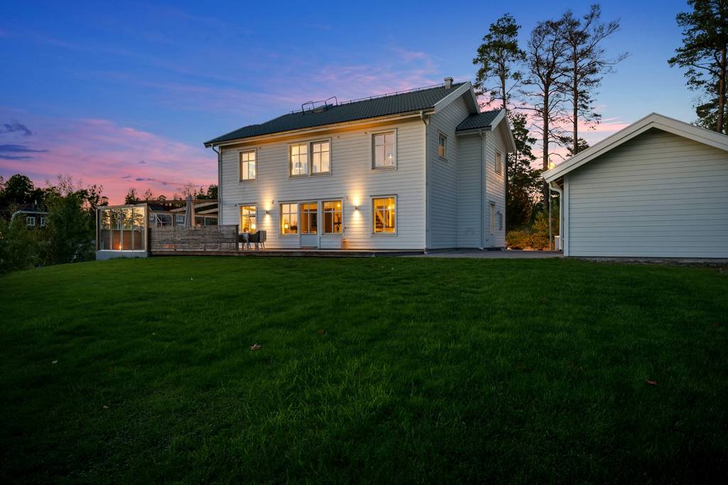 Markbeläggning marksten trädgård plantering. Byle Täby