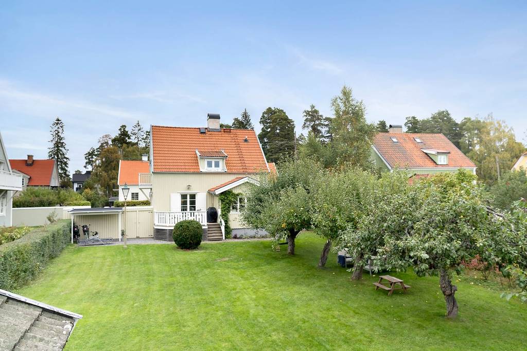 Renovering putsfasad villa & fönsterrenovering, målning träfasad. Enskede i Stockholm